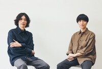 左から米津玄師、奥山由之。ⒸGINZA/マガジンハウス