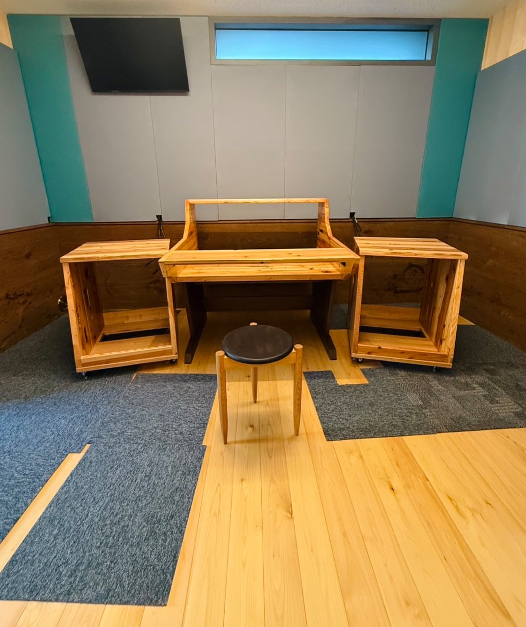 「MUSIC inn Fujieda」に設置予定のコントロールルームのテーブルとラック。