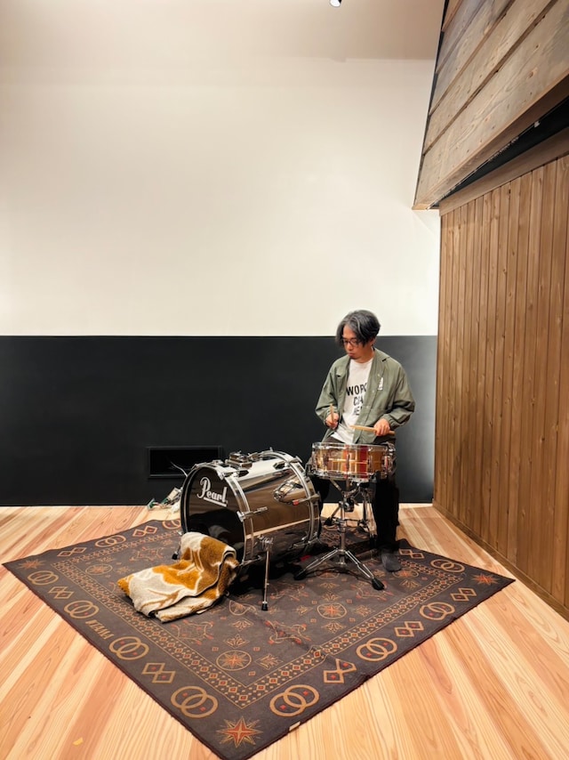 「MUSIC inn Fujieda」でドラムを試奏する後藤正文。