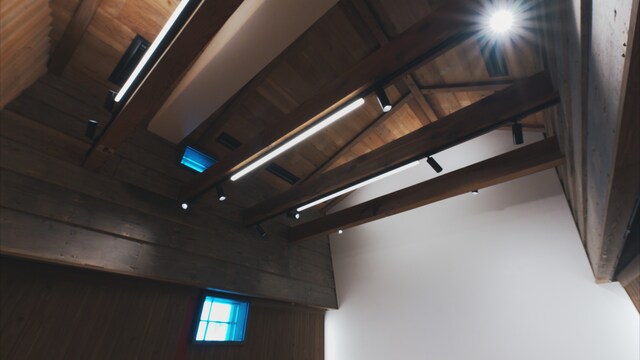 別アングルから。天井が高い「MUSIC inn Fujieda」。（写真提供：渡辺建設株式会社）