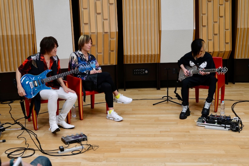 「STUDIO HISASHI with Anime」より、トーク中のGRANRODEOとHISASHI。