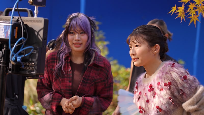 マクドナルド「三角チョコパイ」新テレビCM撮影の様子。左からNAOKO（HANA）、伊藤沙莉。