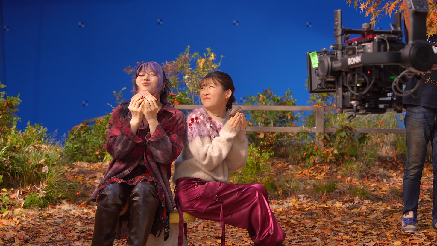 マクドナルド「三角チョコパイ」新テレビCM撮影の様子。左からNAOKO（HANA）、伊藤沙莉。