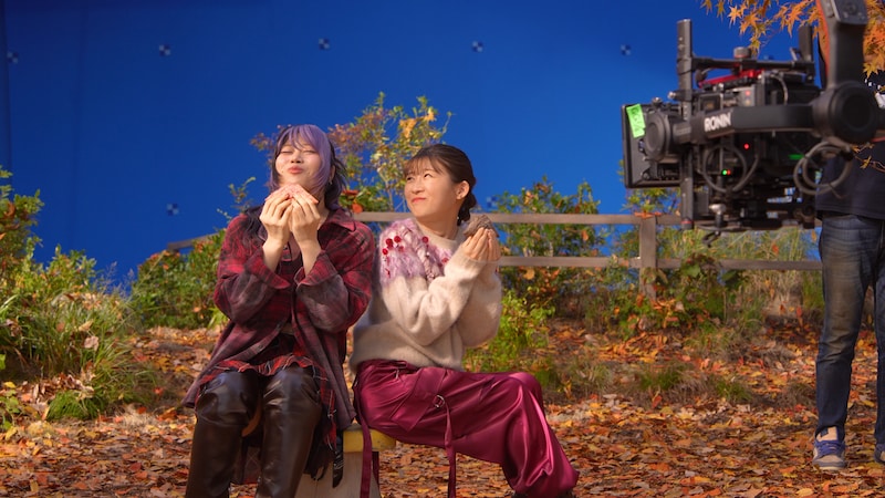 マクドナルド「三角チョコパイ」新テレビCM撮影の様子。左からNAOKO（HANA）、伊藤沙莉。