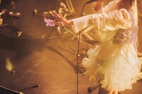 「めんへらびっと。のペンライト」を持つりりあ。（撮影：山川哲矢）