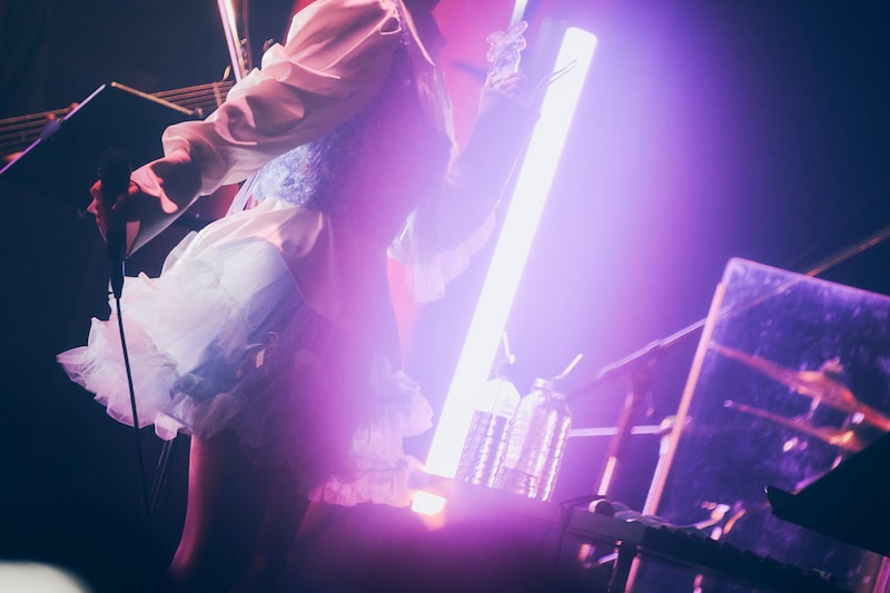 「めんへらびっと。のペンライト」を持つりりあ。（撮影：山川哲矢）