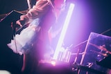 「めんへらびっと。のペンライト」を持つりりあ。(撮影:山川哲矢)