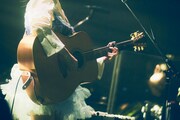 アコースティックギターを弾くりりあ。（撮影：山川哲矢）