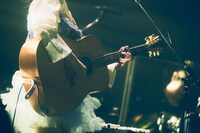 アコースティックギターを弾くりりあ。（撮影：山川哲矢）