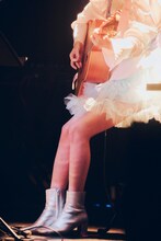 アコースティックギターを弾くりりあ。（撮影：山川哲矢）