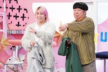 左から佐久間大介（Snow Man）、日村勇紀（バナナマン）。