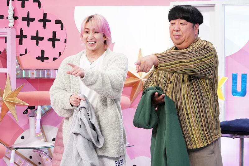 左から佐久間大介（Snow Man）、日村勇紀（バナナマン）。