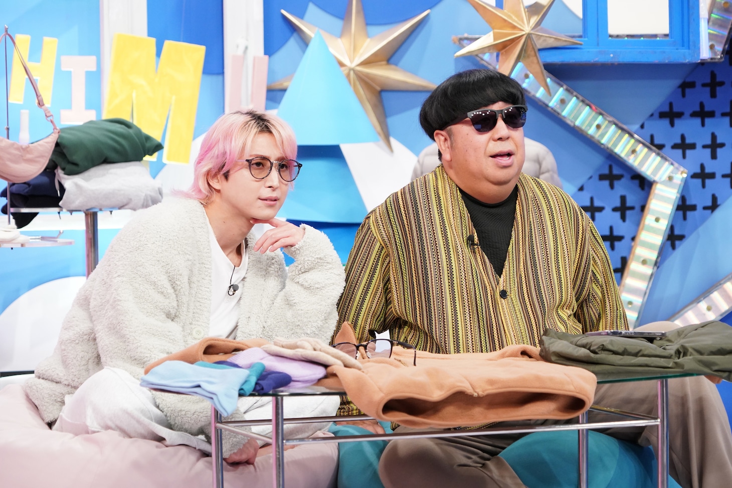 左から佐久間大介（Snow Man）、日村勇紀（バナナマン）。