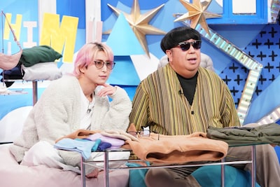 左から佐久間大介（Snow Man）、日村勇紀（バナナマン）。