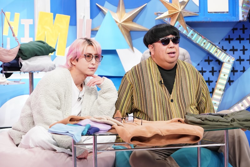 左から佐久間大介（Snow Man）、日村勇紀（バナナマン）。