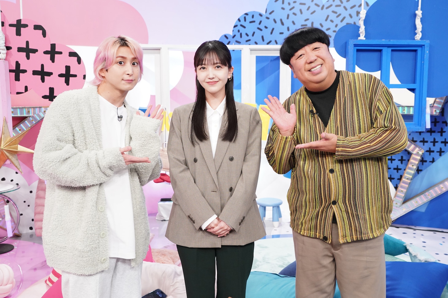 左から佐久間大介（Snow Man）、久保史緒里（乃木坂46）、日村勇紀（バナナマン）。
