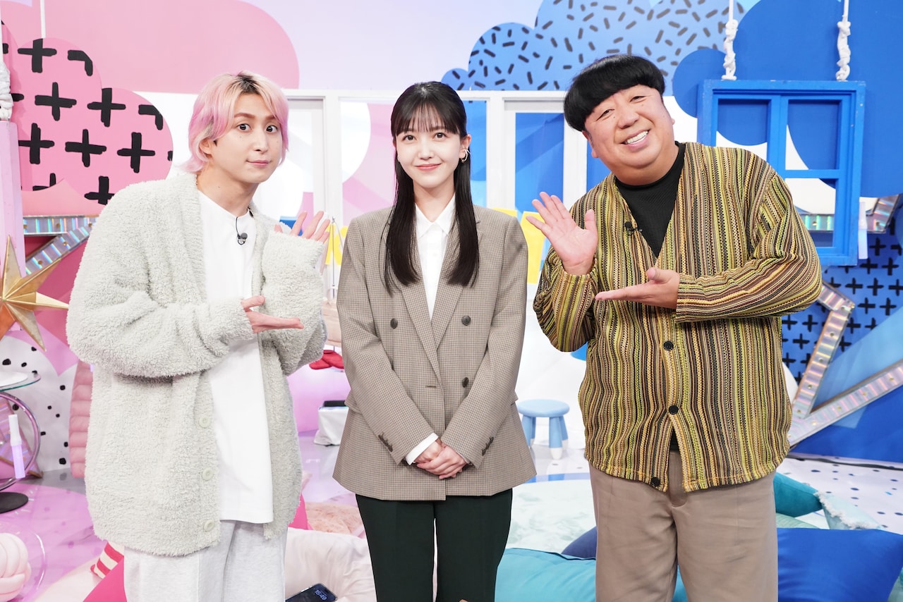 左から佐久間大介（Snow Man）、久保史緒里（乃木坂46）、日村勇紀（バナナマン）。