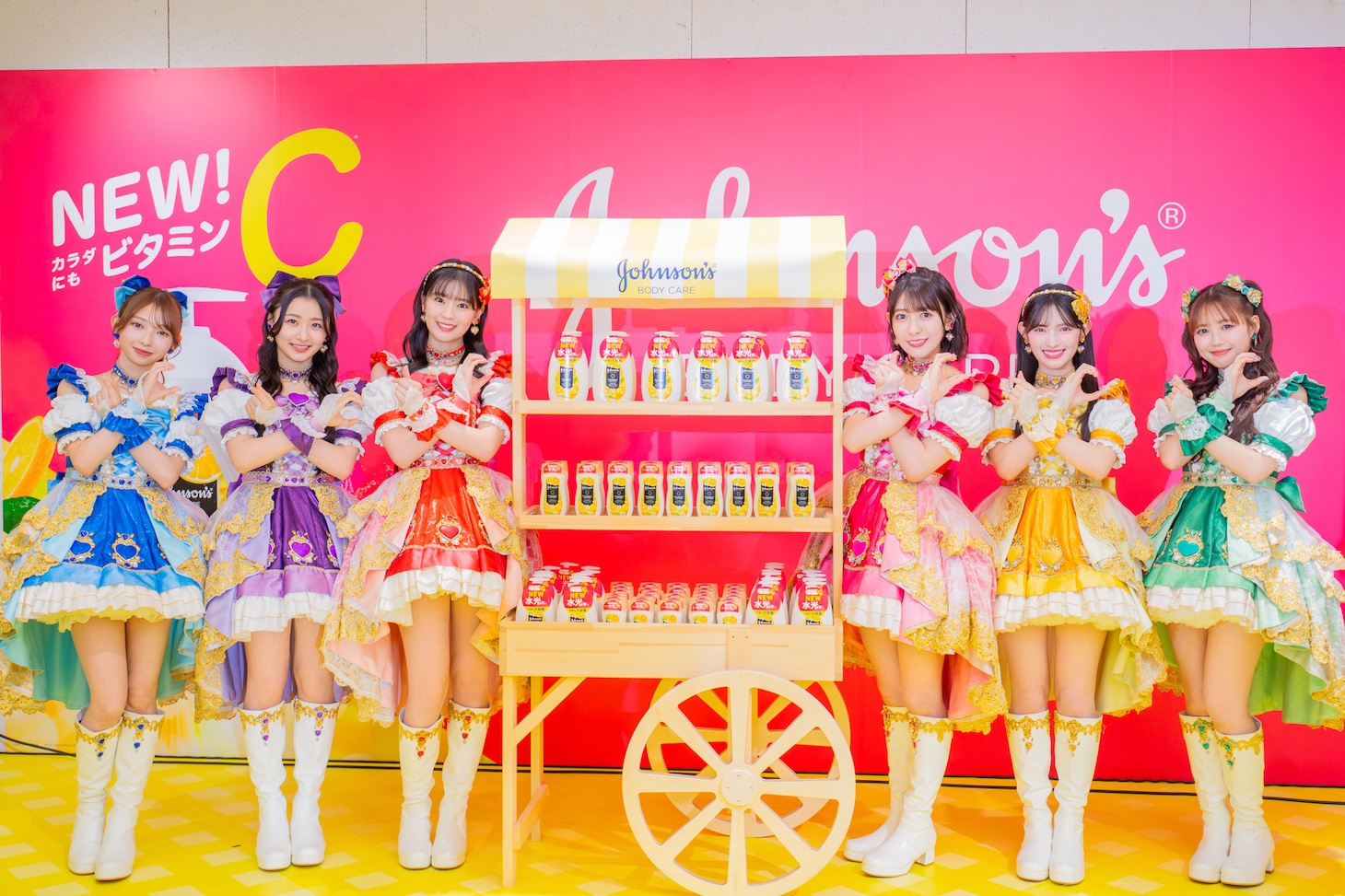 “超最強ビタミンCポーズ”を披露する超ときめき♡宣伝部。