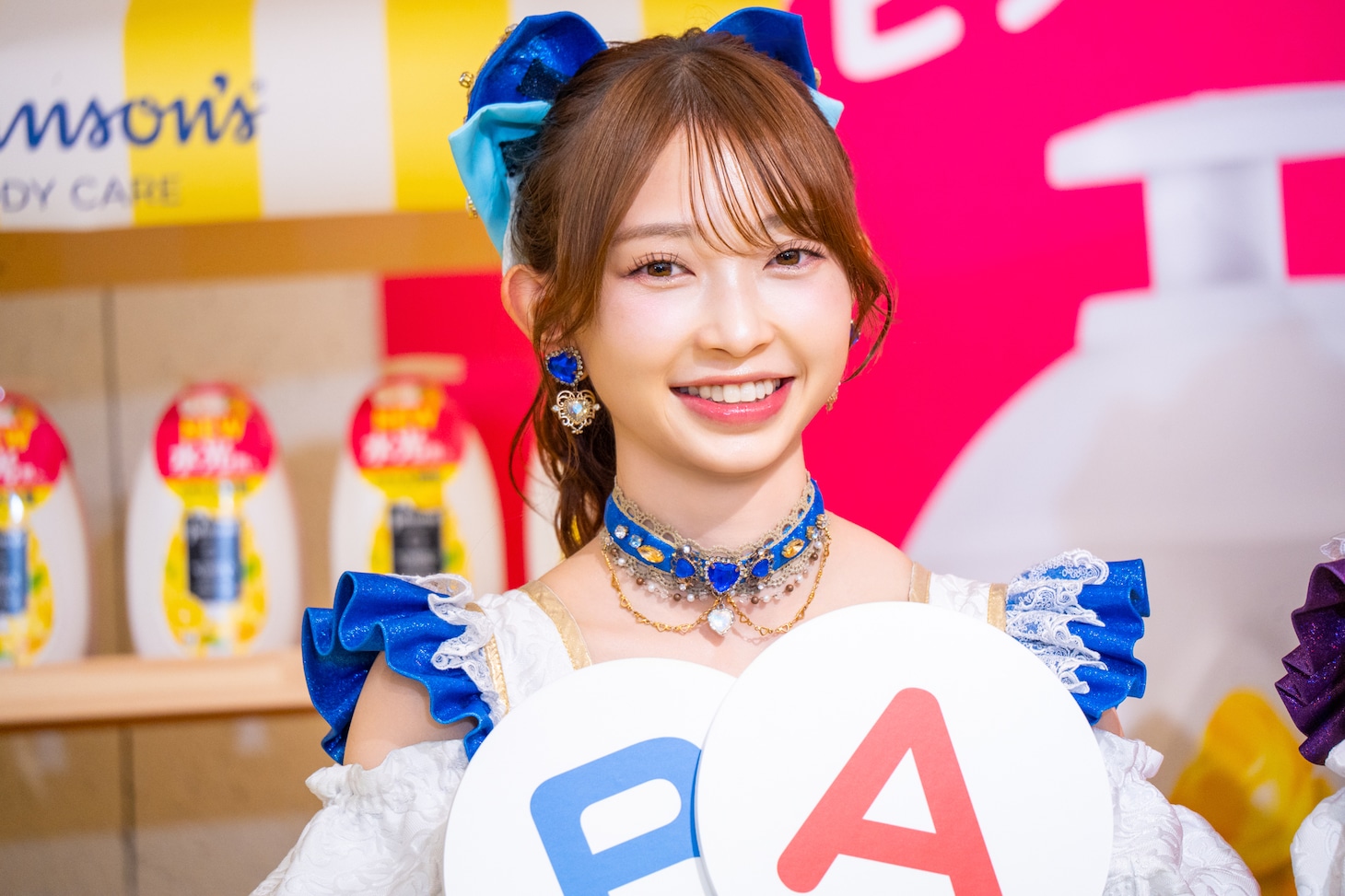 クイズ用の「A」と「B」の札を持つ辻野かなみ。