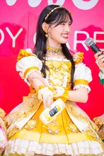 「ジョンソンボディケア VCアロマミルク」を試用する菅田愛貴。