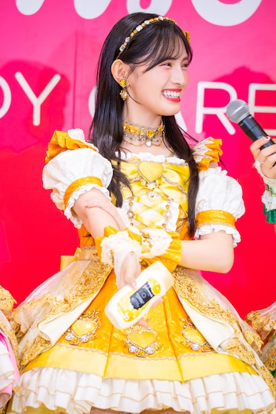 「ジョンソンボディケア VCアロマミルク」を試用する菅田愛貴。