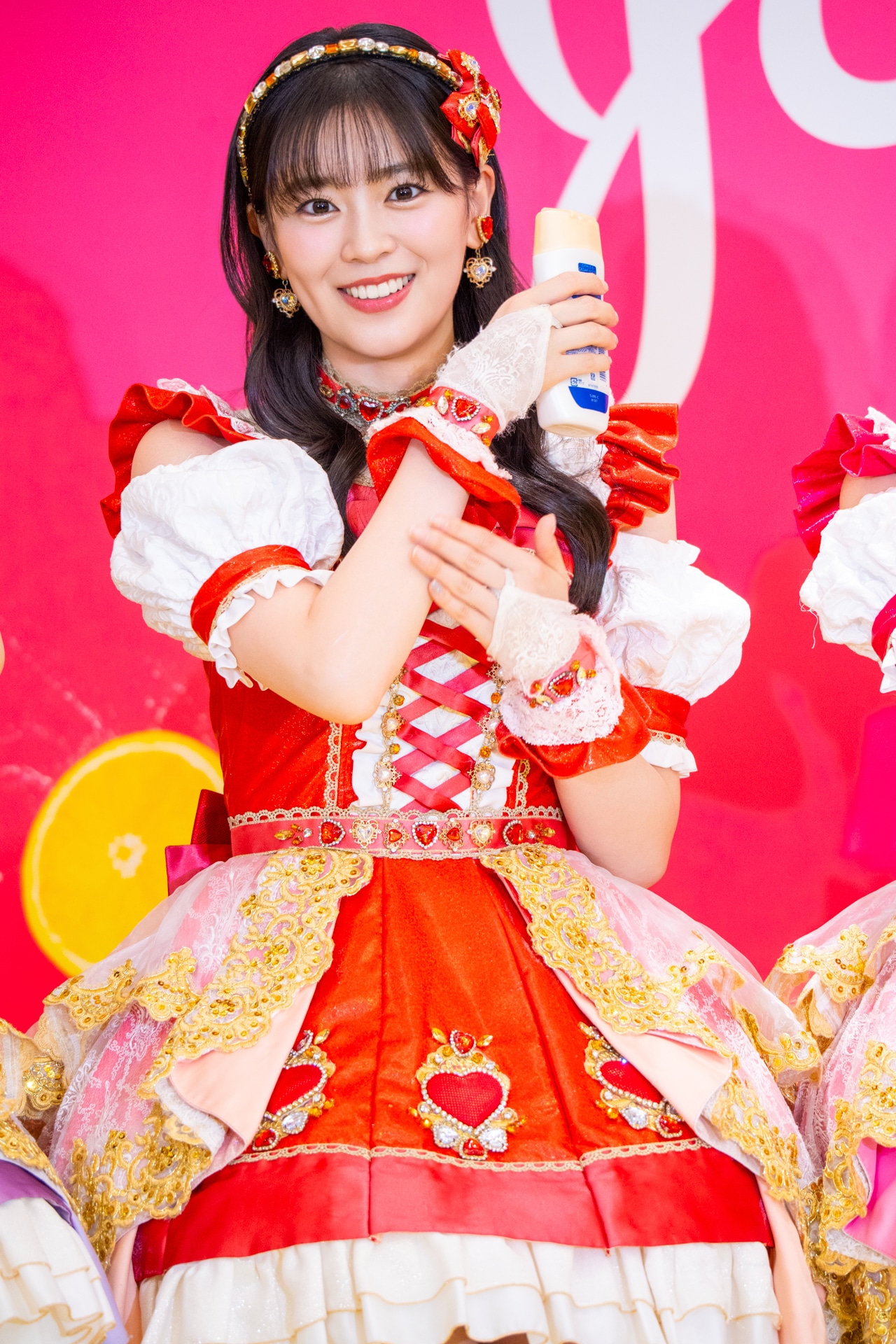 「ジョンソンボディケア VCアロマミルク」を試用する坂井仁香。