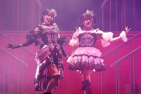 ユニット曲「Queens」を初披露する野口衣織と齋藤樹愛羅。