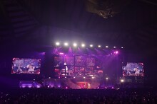 齋藤樹愛羅と野口衣織によるユニット曲「Queens」初パフォーマンスの様子。