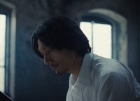 「ヨルシカ LIVE TOUR 2025『盗作 再演』」朗読パートの映像より。