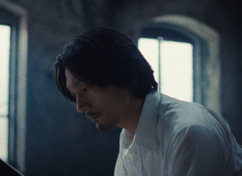 「ヨルシカ LIVE TOUR 2025『盗作 再演』」朗読パートの映像より。