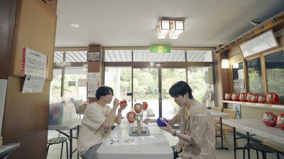 だるま作りに夢中なSnow Manの宮舘涼太と深澤辰哉。