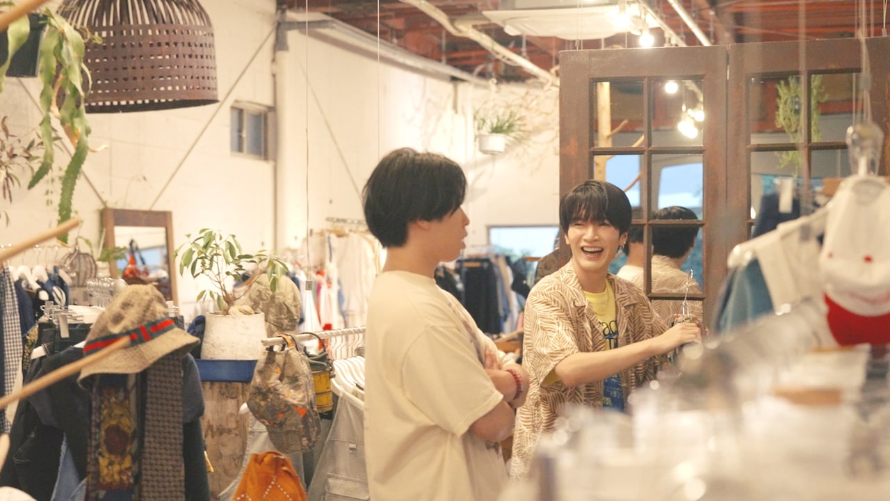 古着店を訪れたSnow Manの宮舘涼太と深澤辰哉。 - Snow Man深澤辰哉が