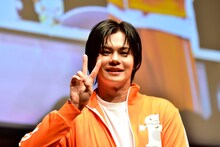 イベント開始早々、スチールカメラにピースする小笠原海。（提供：文化放送）