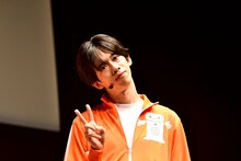 小笠原海に続いてカメラにピースを向ける船津稜雅。（提供：文化放送）