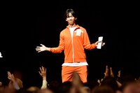 “呼び込み君ポーズ”で勝利を喜ぶ船津稜雅。（提供：文化放送）