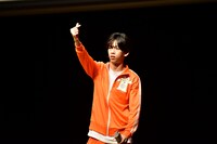 却下ちゃん・却下くんにハートマークを送る船津稜雅。