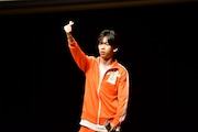 却下ちゃん・却下くんにハートマークを送る船津稜雅。