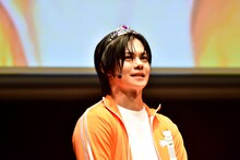 罰ゲームでティアラを着けた小笠原海。（提供：文化放送）