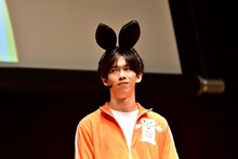 ひーさんの一声でウサ耳カチューシャを着けることになった船津稜雅。（提供：文化放送）