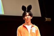 ひーさんの一声でウサ耳カチューシャを着けることになった船津稜雅。(提供:文化放送)