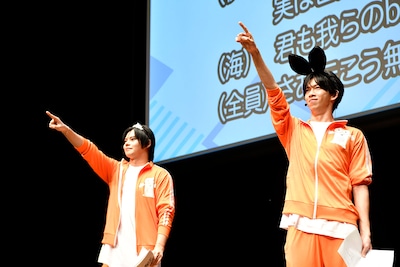 無限の彼方を指差す稜海。（提供：文化放送）