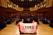 「ひーさん！」の掛け声で記念撮影をする小笠原海と船津稜雅。（提供：文化放送）