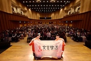 「ひーさん!」の掛け声で記念撮影をする小笠原海と船津稜雅。(提供:文化放送)