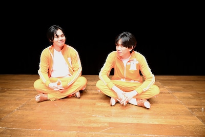 囲み取材時、ステージに登場するなり報道陣の目線に合わせて座り込む稜海。