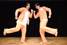 “稜海ポーズ”の小笠原海と船津稜雅。