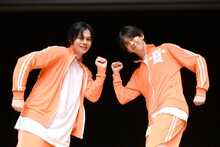 “稜海ポーズ”の小笠原海と船津稜雅。