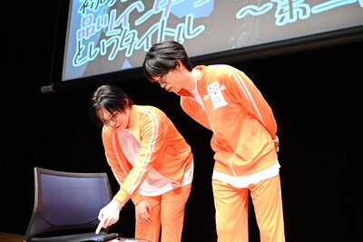 報道陣のレコーダーが並ぶ様子に興味津々の稜海。船津稜雅（右）は「押収品？」とひと言。