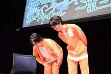 「皆様、本日はお集まりいただきありがとうございます」と挨拶を吹き込む小笠原海（左）。