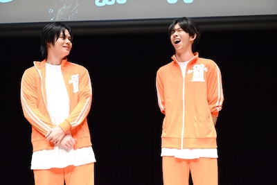 囲み取材の様子。