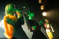 メロン記念日と西田汐里（BEYOOOOONDS）。